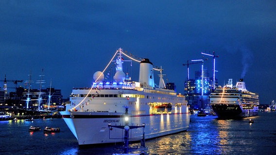 Auslaufparade der Cruise Days im blau beleuchteten Hamburger Hafen © dpa Foto: Angelika Warmuth