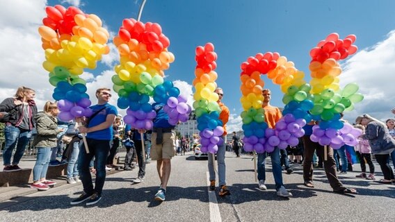 Teilnehmer tragen auf der Christopher-Street-Day Parade das Wort "PRIDE" aus Luftballons geformt. © picture alliance / Markus Scholz Foto: Markus Scholz