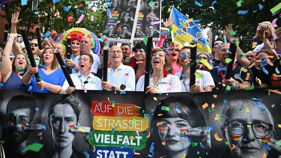 Mehrere Personen nehmen an einer CSD-Demo teil. © IMAGO Foto: Andre Lenthe