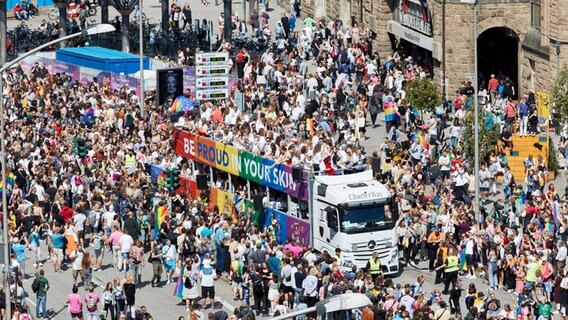 Menschen bei der CSD Demo in Hamburg © picture alliance/dpa | Georg Wendt Foto: picture alliance/dpa | Georg Wendt