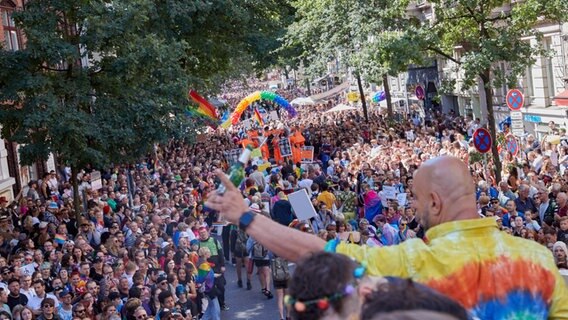 Menschen bei der CSD Demo in Hamburg © picture alliance/dpa | Georg Wendt Foto: picture alliance/dpa | Georg Wendt