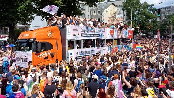 Ein Truck bei der CSD-Demo in Hamburg. © NDR Foto: Karsten Sekund