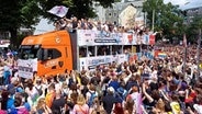 Ein Truck bei der CSD-Demo in Hamburg. © NDR Foto: Karsten Sekund