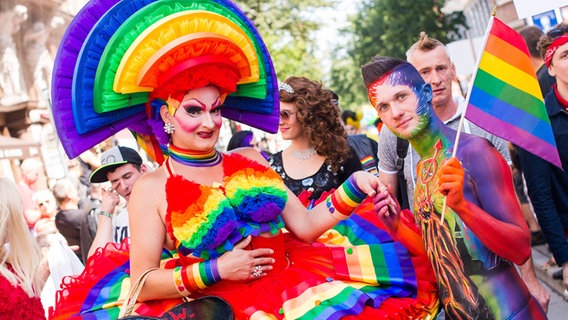 Zwei Teilnehmer des 35. Christopher-Street-Days (CSD) präsentieren am 01.08.2015 in Hamburg ihre Kostüme. © dpa Foto: Daniel Bockwoldt