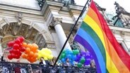 Die Regenbogen-Flagge weht zum Christopher Street Day am Hamburger Rathaus. © dpa Foto: Jens Ressing