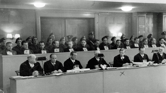 Anklagebank bei einem der Curiohaus-Prozesse in Hamburg im Jahr 1946 © Gedenkstätte KZ Neuengamme 