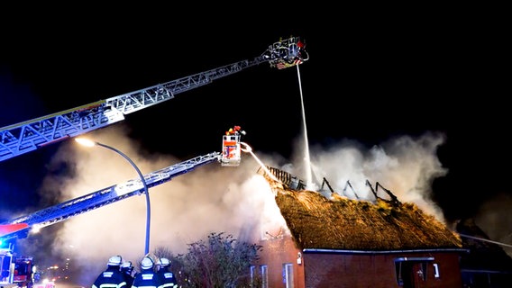 Einsatzkräfte der Feuerwehr löschen einen Brand in Hamburg. © NEWS5 