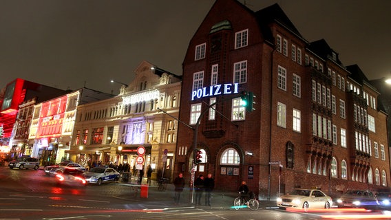 Die Davidwache in Hamburg bei Nacht © dpa Foto: Bodo Marks