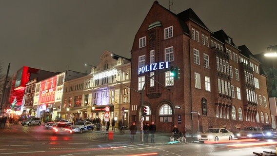 Die Davidwache in Hamburg bei Nacht © dpa Foto: Bodo Marks