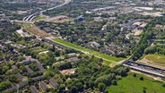 Luftaufnahme der Autobahn A7 mit dem neu angelegten Park auf dem Autobahndeckel in Hamburg-Stellingen © picture alliance/dpa Foto: Christian Charisius