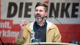 Der Spitzenkandidat der Linken in Hamburg, Fabio De Masi, spricht auf einer Bühne in der Hansestadt. Der Spitzenkandidat der Linken in Hamburg, Fabio De Masi, spricht auf einer Bühne in der Hansestadt. © dpa-Bildfunk Foto: Daniel Reinhardt