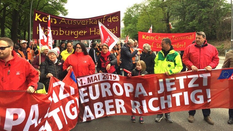 Menschen versammeln sich bei der DGB-Demo in Hamburg. Â© NDR Foto: Helene BuchholzNDR