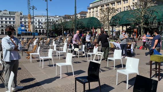 Hamburger Gastronomen demonstrierten symbolisch mittels leeren Stühlen auf dem Hamburger Rathausplatz. © NDR Foto: Screenshot