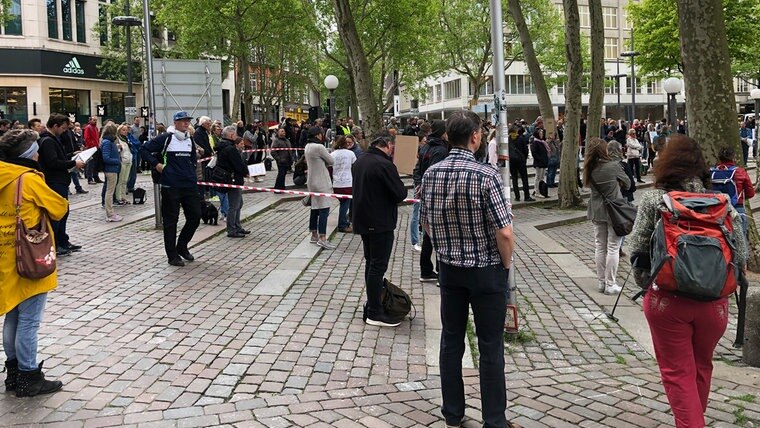 Menschen demonstrieren in der Hamburger Innenstadt  Foto: Helene Buchholz