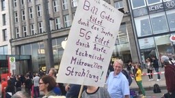 Menschen, die gegen die Demonstration der Gruppe !Querdenken" demonstrieren, stehen in der Hamburger Innenstadt. Menschen, die gegen die Demonstration der Gruppe !Querdenken" demonstrieren, stehen in der Hamburger Innenstadt. © NDR Foto: Jörn Straehler-Pohl