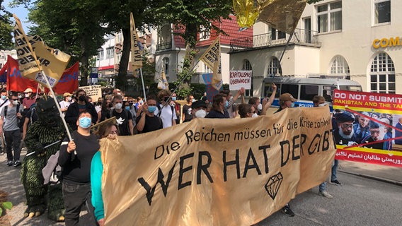 Ein Demonstrationszug des linken Bündnisses "Wer hat, der gibt" zieht durch Blankenese. © NDR Foto: Finn Kessler