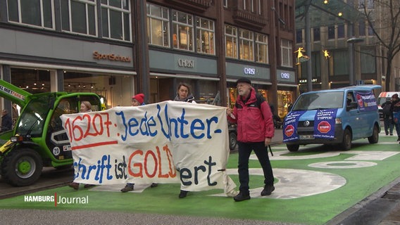 Demonstranten protestieren gegen Rüstungsexporte in der Hamburger Innenstadt. © NDR 