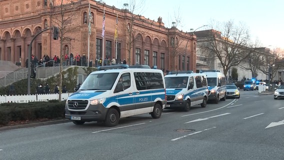Bei einer Demo in Hamburg sind Fahrzeuge der Polizei-Hundertschaft in Bereitstellung. © Nonstopnews Foto: Screenshot