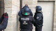 Zwei Polizisten im Einsatz bei einer verbotenen Demo an der Hamburger Kunsthalle.  