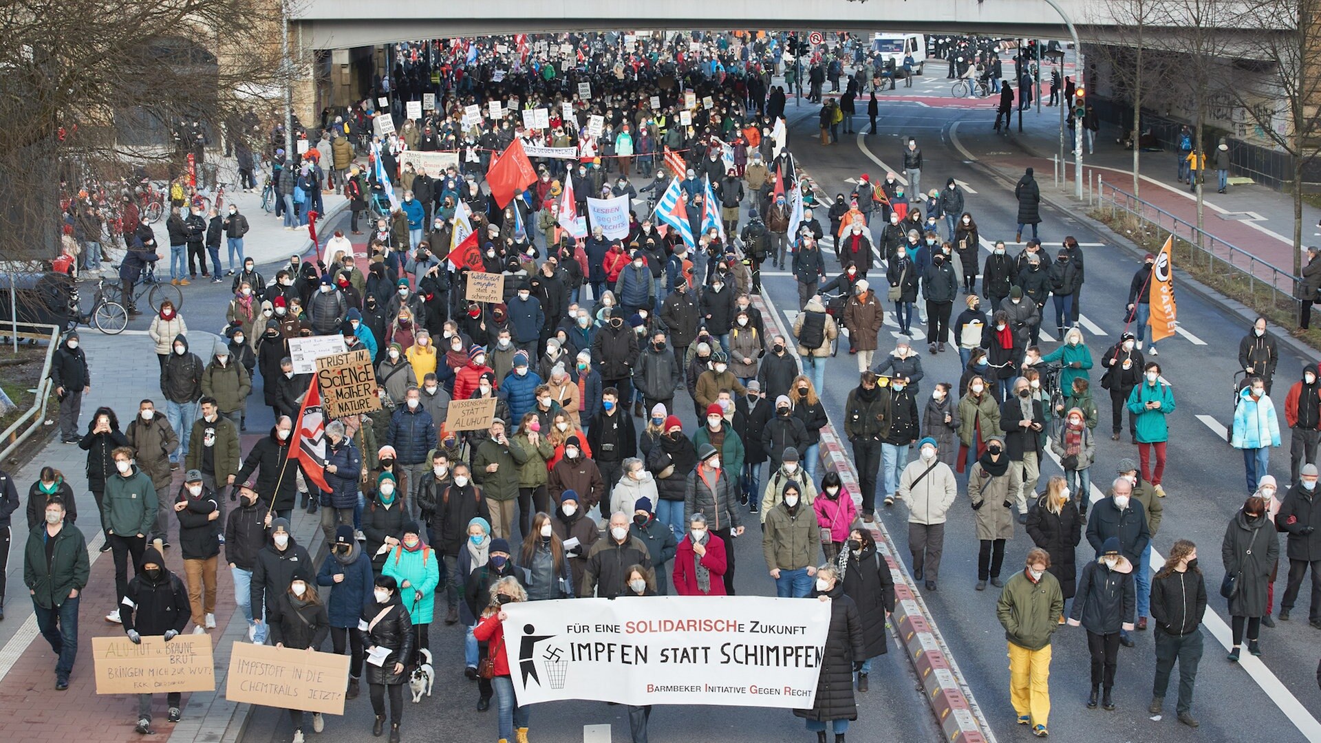 Hamburg: Rund 2.900 Menschen bei Demo gegen Corona-Leugner