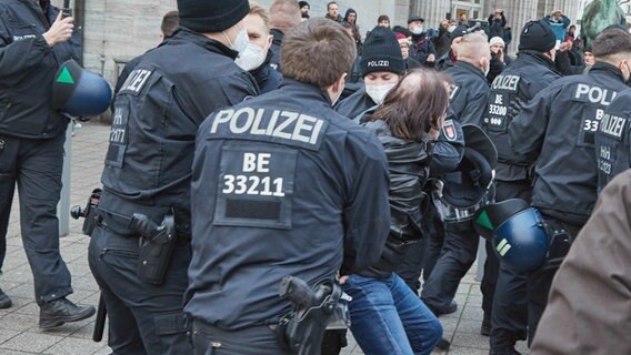 Polizisten halten eine Person an der Hamburger Kunsthalle fest. © picture alliance/dpa Foto: Georg Wendt