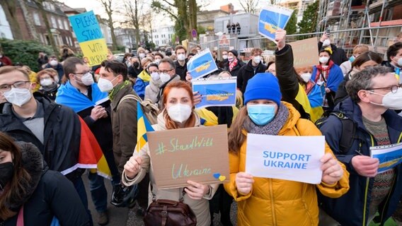 Demonstrantinnen zeigen Plakate, die die Ukraine unterstützen, bei einer Demonstration vor dem russischen Generalkonsulat. © picture alliance / dpa Foto: Jonas Walzberg