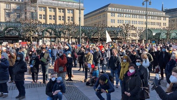 Hunderte Menschen protestieren auf dem Rathausmarkt gegen den Ukraine-Krieg. © NDR Foto: Screenshot