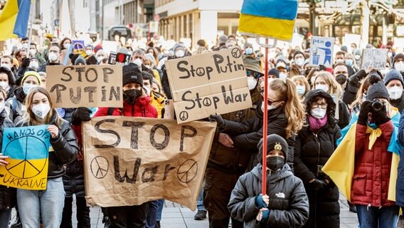 Demonstrierende halten Schilder mit den Aufschriften "Stop Putin" und "Stop War". © picture alliance/dpa Foto: Markus Scholz