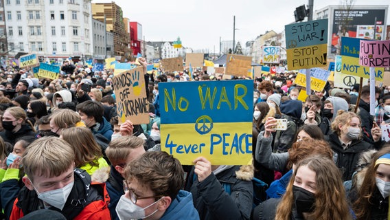 Schüler demonstrieren auf dem Hamburger Spielbudenplatz gegen den Krieg in der Ukraine. © picture alliance / dpa Foto: Daniel Reinhardt