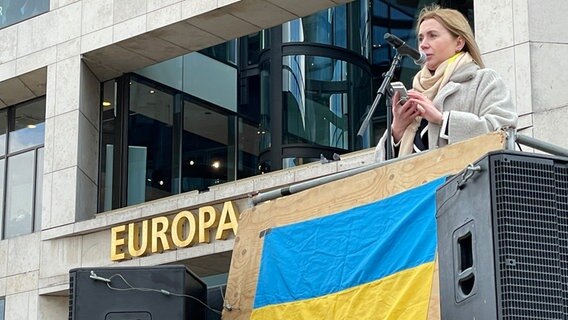 Die ukrainische Generalkonsulin Iryna Tybinka spricht bei einer Demonstration vor der Europa Passage. © NDR / Anja Grigoleit Foto: Anja Grigoleit