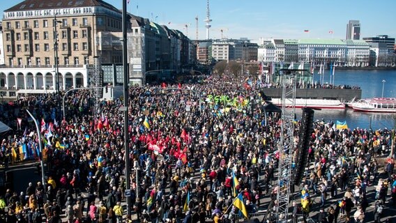 Am Jungfernstieg demonstriert eine große Menschenansammlung gegen den Ukraine-Krieg.  Foto: picture alliance/dpa | Daniel Bockwoldt