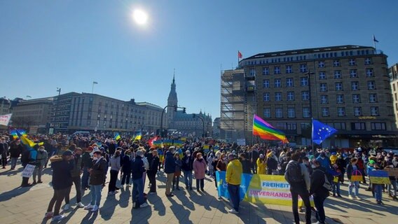 A crowd is at Hamburg's Jungfernstieg to demonstrate against the war in Ukraine © NDR Photo: Karsten Sekund