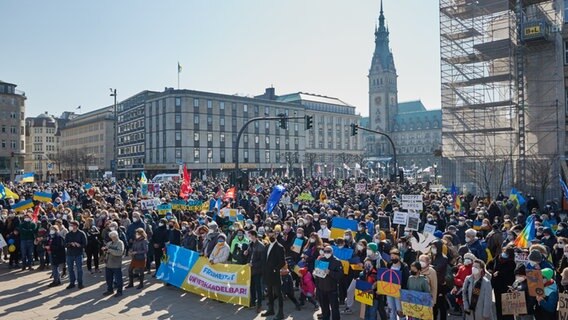 Eine Menschenmenge steht am Hamburger Jungfernstieg um gegen den Ukraine-Krieg zu demonstrieren © picture alliance/dpa | Georg Wendt Foto: picture alliance/dpa | Georg Wendt