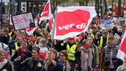 Erzieher demonstrieren in der Hamburger Innenstadt für bessere Arbeitsbedingungen und finanzielle Anerkennung der Arbeit. © picture alliance / dpa Foto: Marcus Brandt