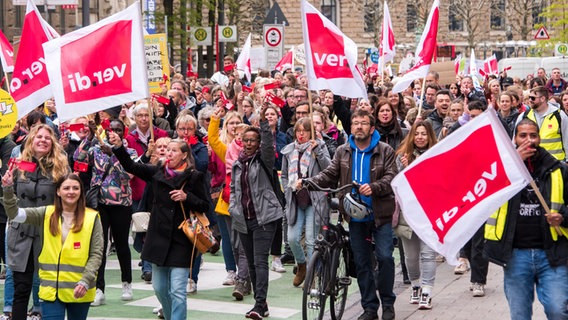 Teilnehmer einer Demonstration der Beschäftigten von Kitas und sozialer Arbeit im Öffentlichen Dienst ziehen durch die Hamburger Innenstadt. © dpa 