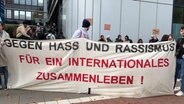Demo in Hamburg für ukrainische Studierende aus Drittstaaten. © NDR.de Foto: Finn Kessler