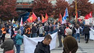 Demonstrierende versammeln sich vor dem Berliner Tor. © NDR 