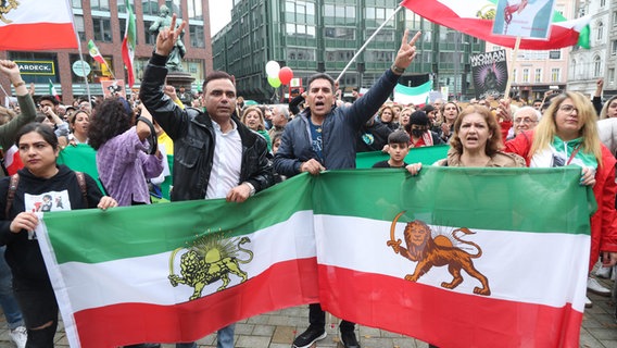 Demonstrierende protestieren auf dem Gänsemarkt gegen das Regime im Iran. Demonstrierende protestieren auf dem Gänsemarkt gegen das Regime im Iran. © Markus Scholz/dpa