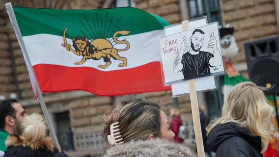 Demonstration in Hamburg gegen das Regime im Iran. © picture alliance /dpa Foto: Georg Wendt