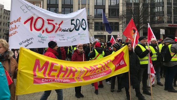 Demonstrierende beim Kita-Warnstreik in der Innenstadt. © NDR Foto: Isabel Vidos