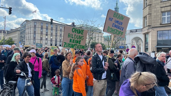 Demonstrierende auf dem bundesweiten Bildungsprotest in Hamburg. © NDR 