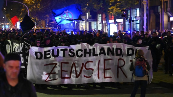 Teilnehmer einer Demonstration zum Tag der Deutschen Einheit in Hamburg halten ein Transparent auf dem steht: "Deutschland, Du ...Zensiert" © picture allaince / dpa Foto: Jonas Walzberg