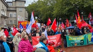 Teilnehmer einer Friedensdemonstration versammeln sich in Altona. © NDR Foto: Ingmar Schmidt