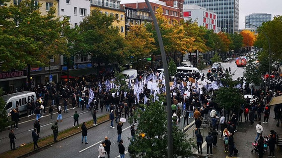 Menschen demonstrieren auf dem Steindamm. © Hamburg News Foto: Christoph Seemann