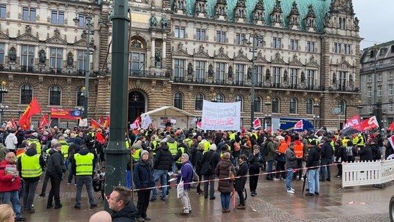 Hunderte HHLA-Mitarbeiter demonstrieren auf dem Hamburger Rathausmarkt gegen den geplanten Teilverkauf des Hafenbetreibers an die Reederei MSC.  © NDR Foto: Kai Salander