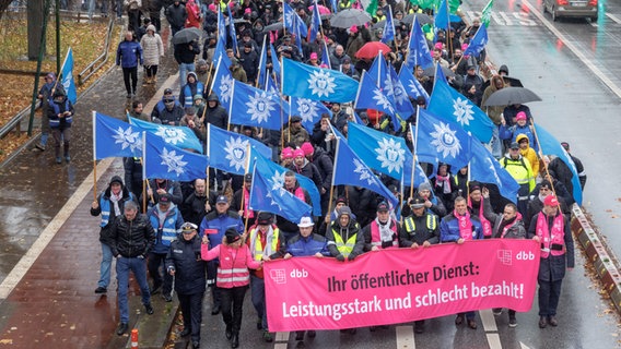 Mitglieder der Gewerkschaft Deutscher Beamtenbund und Tarifunion (dbb) bei einer Demonstration in Hamburg. © picture alliance / dpa Foto: Markus Scholz
