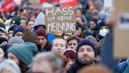 Eine Person hält bei einer Demo gegen Rechtsextremismus ein Plakat mit der Aufschrift "Hass ist keine Meinung" in die Höhe. © picture alliance / Geisler-Fotopress Foto: Bernd Elmenthaler