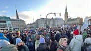 Menschen versammeln sich bei einer Demo gegen Rechtsextremismus auf dem Jungfernstieg. © NDR Foto: Ines Bellinger