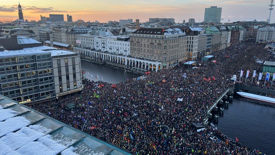 Tausende Menschen versammeln sich bei einer Demo gegen Rechtsextremismus auf dem Jungfernstieg. © NDR Foto: Heiko Sander