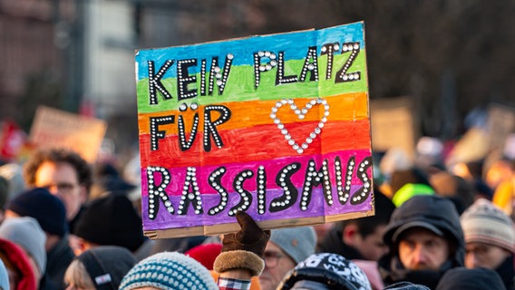 "Kein Platz für Rassismus" steht auf einem Plakat bei einer Demonstration gegen Rechtsextremismus auf dem Jungfernstieg. © Jonas Walzberg/dpa 